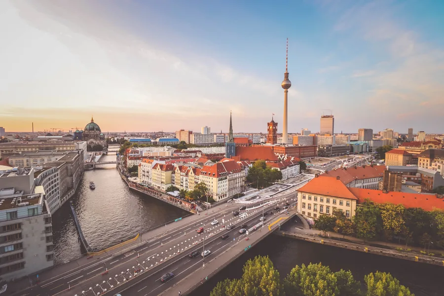 Blick über Berlin-Mitte mit Fernsehturm, Dom und Spree im Abendlicht