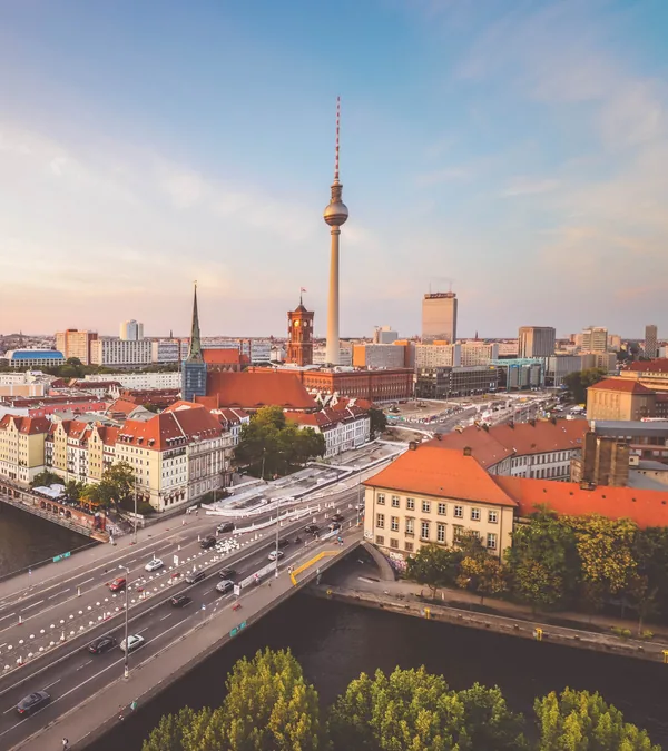 Der Berliner Fernsehturm im Abendlicht, hochkant