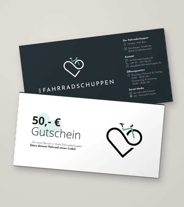 Der Gutschein als Klappkarte: außen Logo und Kontakt auf Schiefergrau, innen „50,- € Gutschein – Gönn deinem Fahrrad etwas Liebe!“