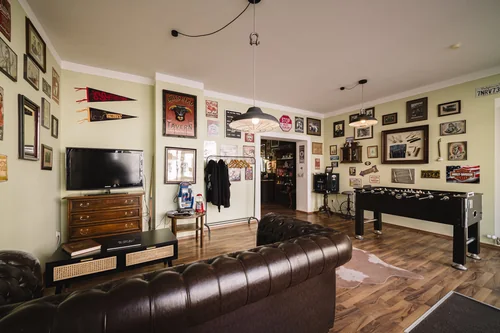 Die Wartecke mit Ledersofa, Kicker und Wimpeln an der Wand