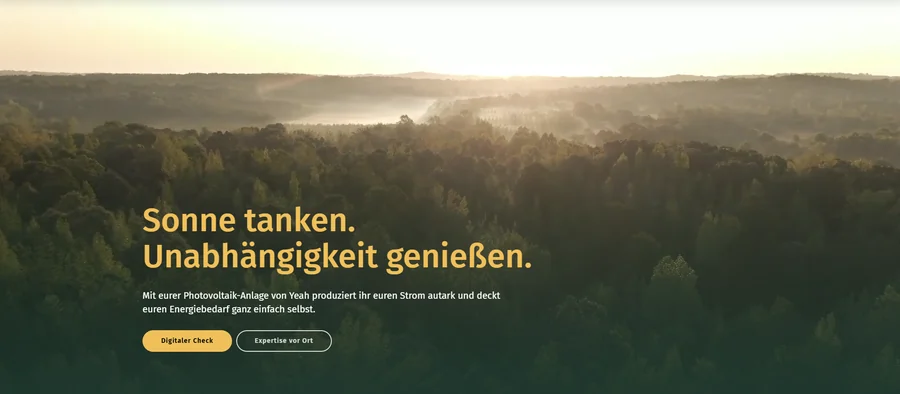 Titelbild: Wald im Morgennebel, darüber „Sonne tanken. Unabhängigkeit genießen.“